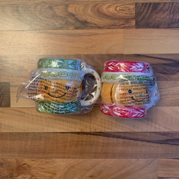 ✨Host Pick✨New Temp-tations Set of 2 Seasonal Character Mugs - Picture 3 of 8